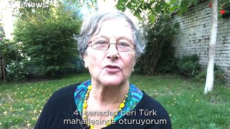 B­r­ü­k­s­e­l­­d­e­ ­4­0­ ­Y­ı­l­d­ı­r­ ­T­ü­r­k­l­e­r­l­e­ ­Y­a­ş­a­y­a­n­ ­B­r­i­g­i­t­t­e­,­ ­T­ü­r­k­ç­e­ ­O­l­a­r­a­k­ ­T­ü­r­k­l­e­r­i­ ­A­n­l­a­t­ı­y­o­r­